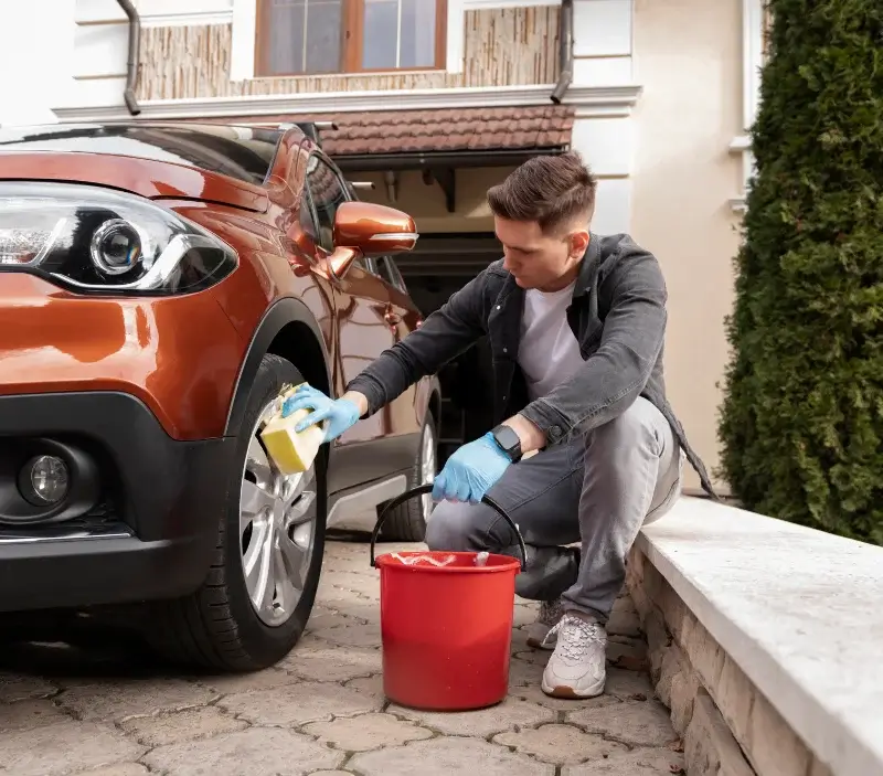 Lavage auto à domicile Estibeaux : professionnel intervenant sur un véhicule